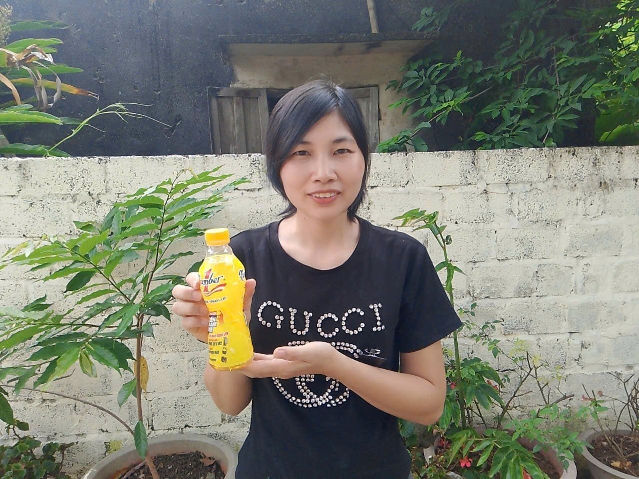 Giữa lúc còn nợ tiền xây nhà, nữ công nhân bất ngờ nhận 50 triệu đồng từ một lần xé nhãn chai