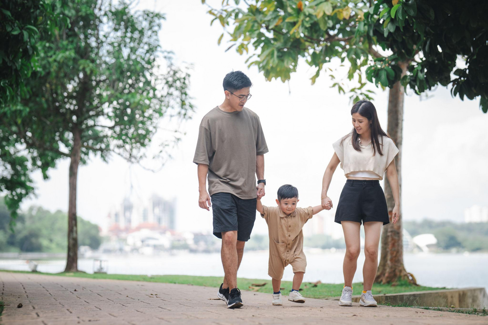 C&oacute; những người đ&agrave;n &ocirc;ng kh&ocirc;ng sinh ra đứa trẻ ấy, nhưng vẫn chọn đồng h&agrave;nh c&ugrave;ng con tr&ecirc;n một chặng đường d&agrave;i - Ảnh: Freepik