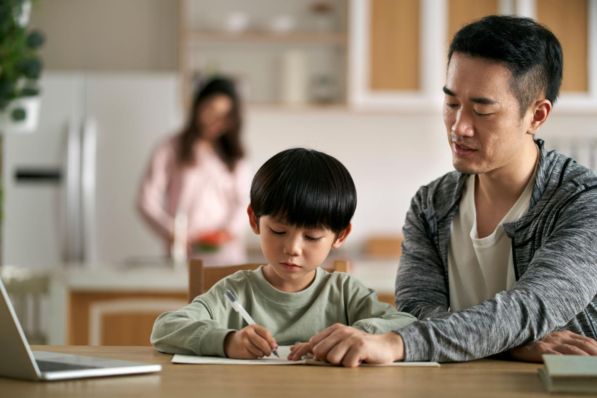 Y&ecirc;u mẹ đơn th&acirc;n kh&ocirc;ng chỉ l&agrave; x&acirc;y dựng một mối quan hệ với người phụ nữ m&igrave;nh y&ecirc;u, m&agrave; c&ograve;n l&agrave; h&agrave;nh tr&igrave;nh học c&aacute;ch bước v&agrave;o thế giới của đứa trẻ b&ecirc;n cạnh c&ocirc; ấy - Ảnh: Getty Images