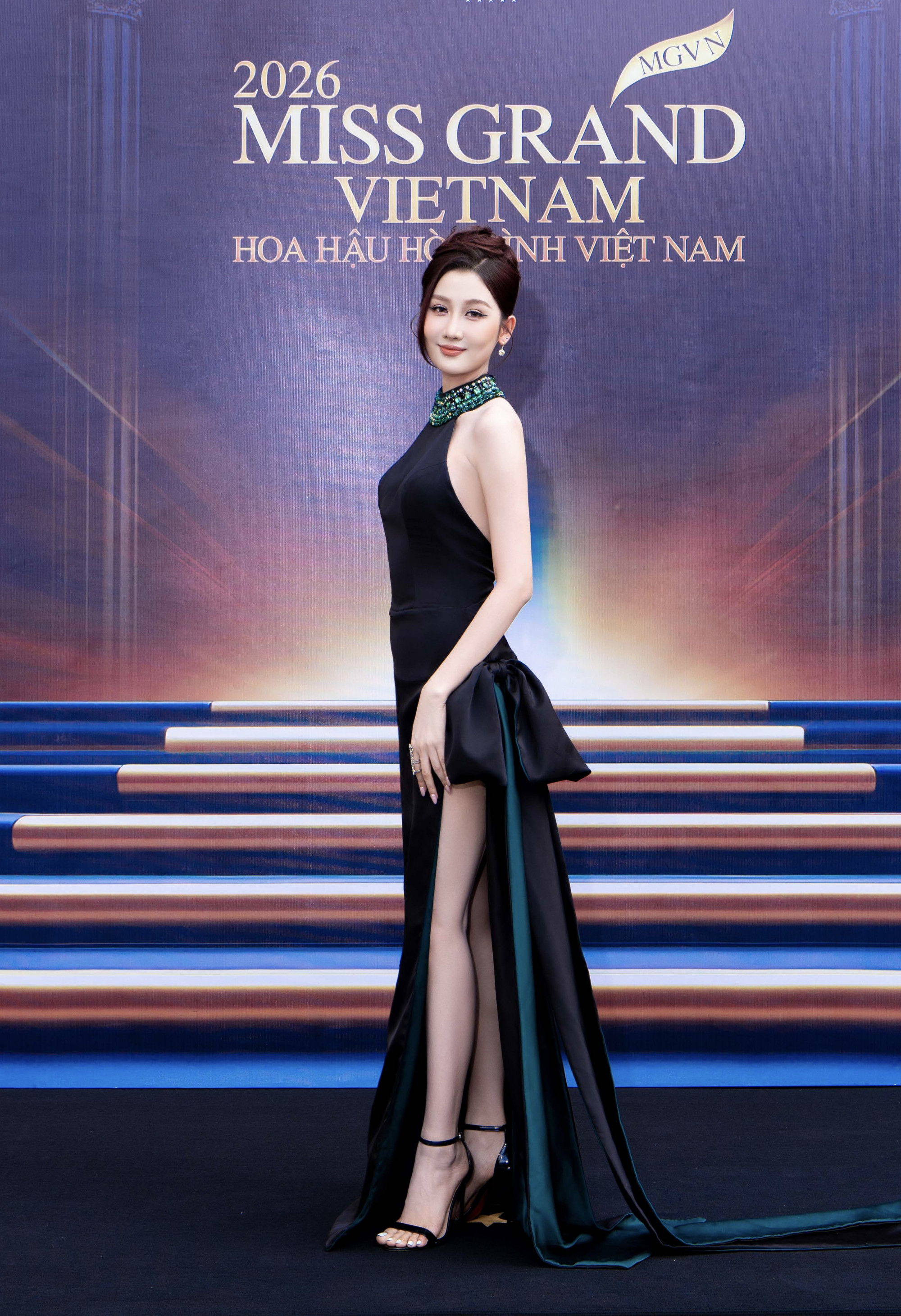 Hoa hậu Quế Anh diện v&aacute;y cổ yếm t&ocirc;ng đen được tạo điểm nhấn bằng chi tiết m&agrave;u xanh l&aacute;. 