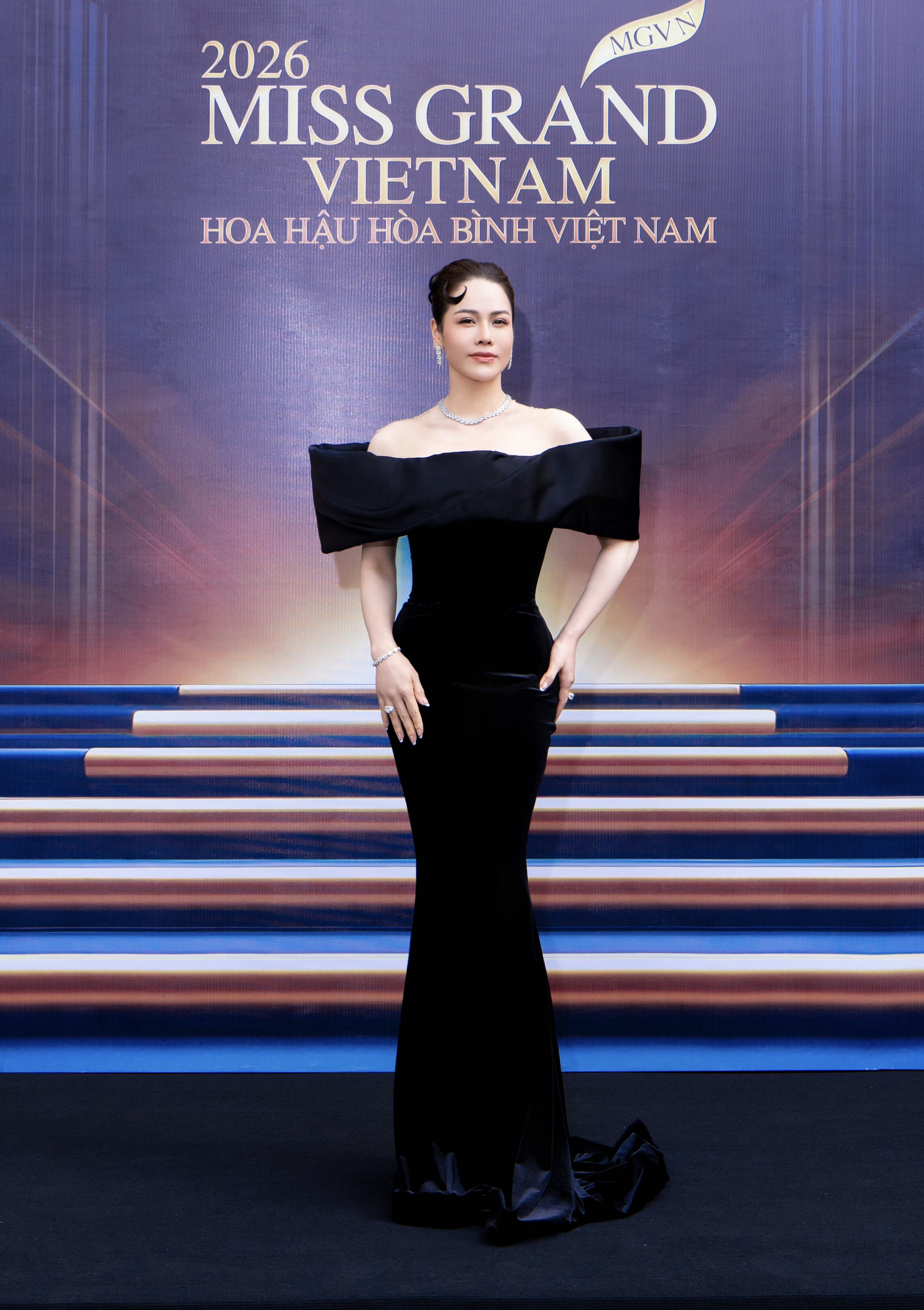 Nhật Kim Anh đọ dáng cùng dàn hoa hậu, á hậu giữa trời nắng oi bức