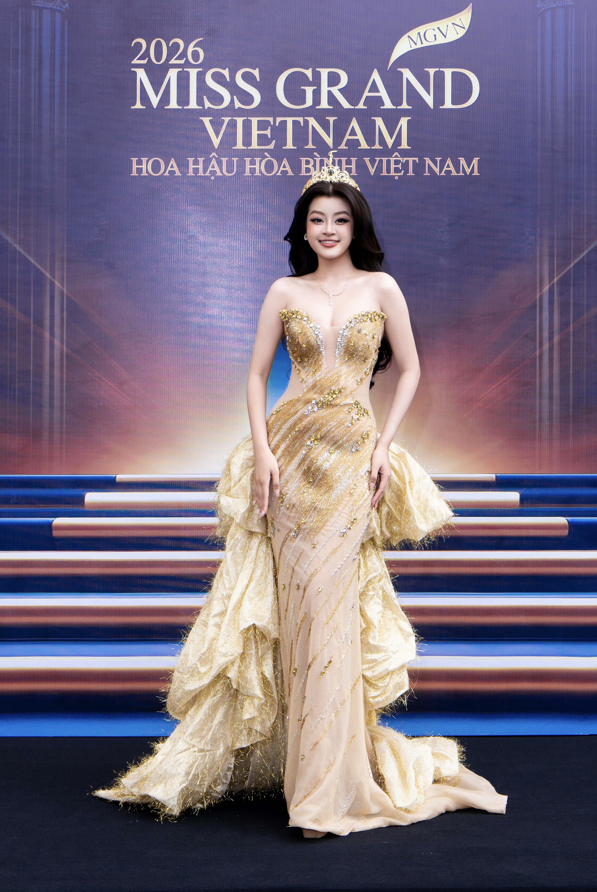 &Aacute; hậu Phương Anh cũng diện đầm t&ocirc;ng v&agrave;ng &aacute;nh kim. Phần t&agrave; v&aacute;y được thiết kế để tăng sự mềm mại cho người mặc.