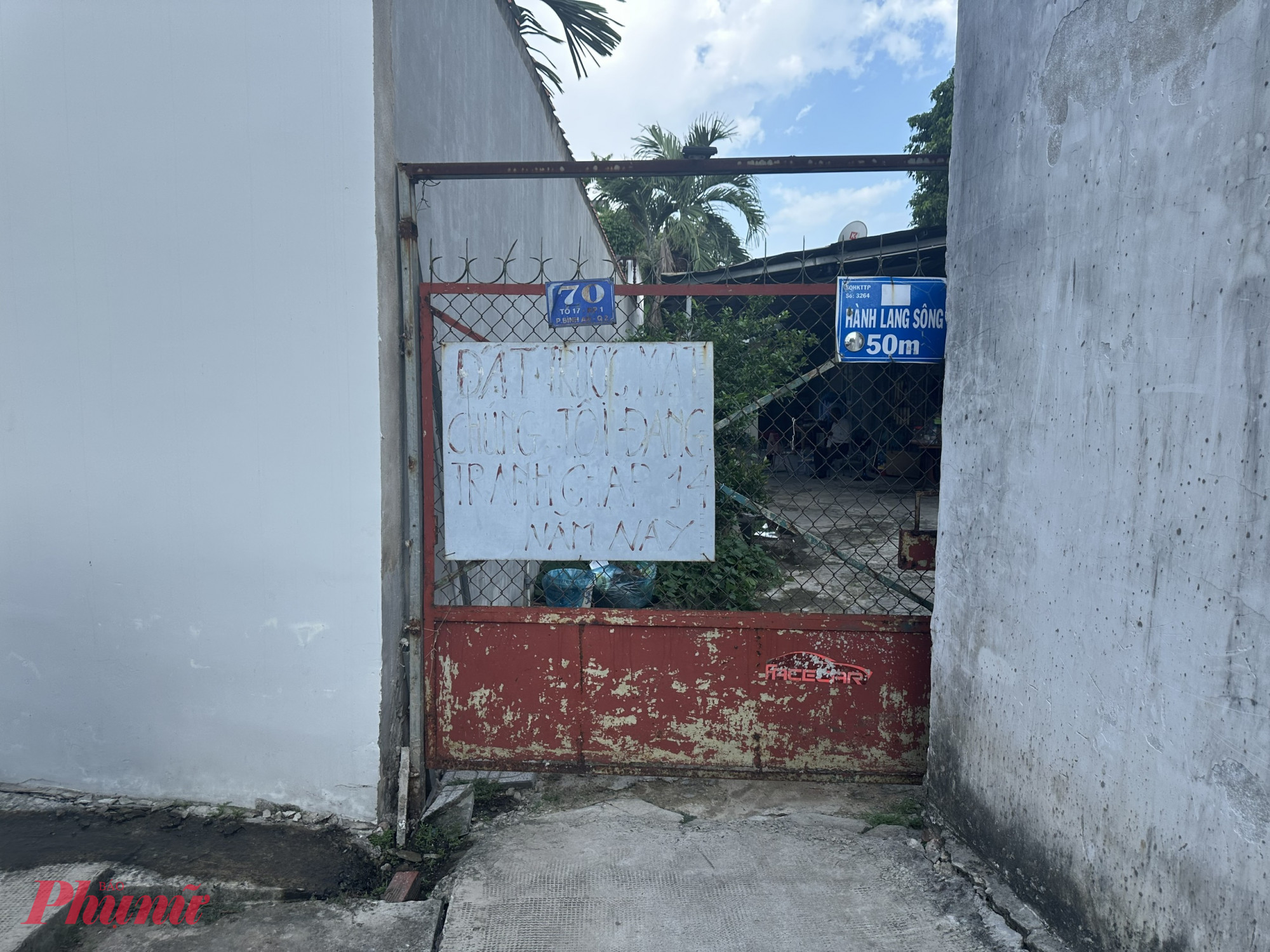 Khổ sở gần 20 năm có nhà nhưng không có đường đi