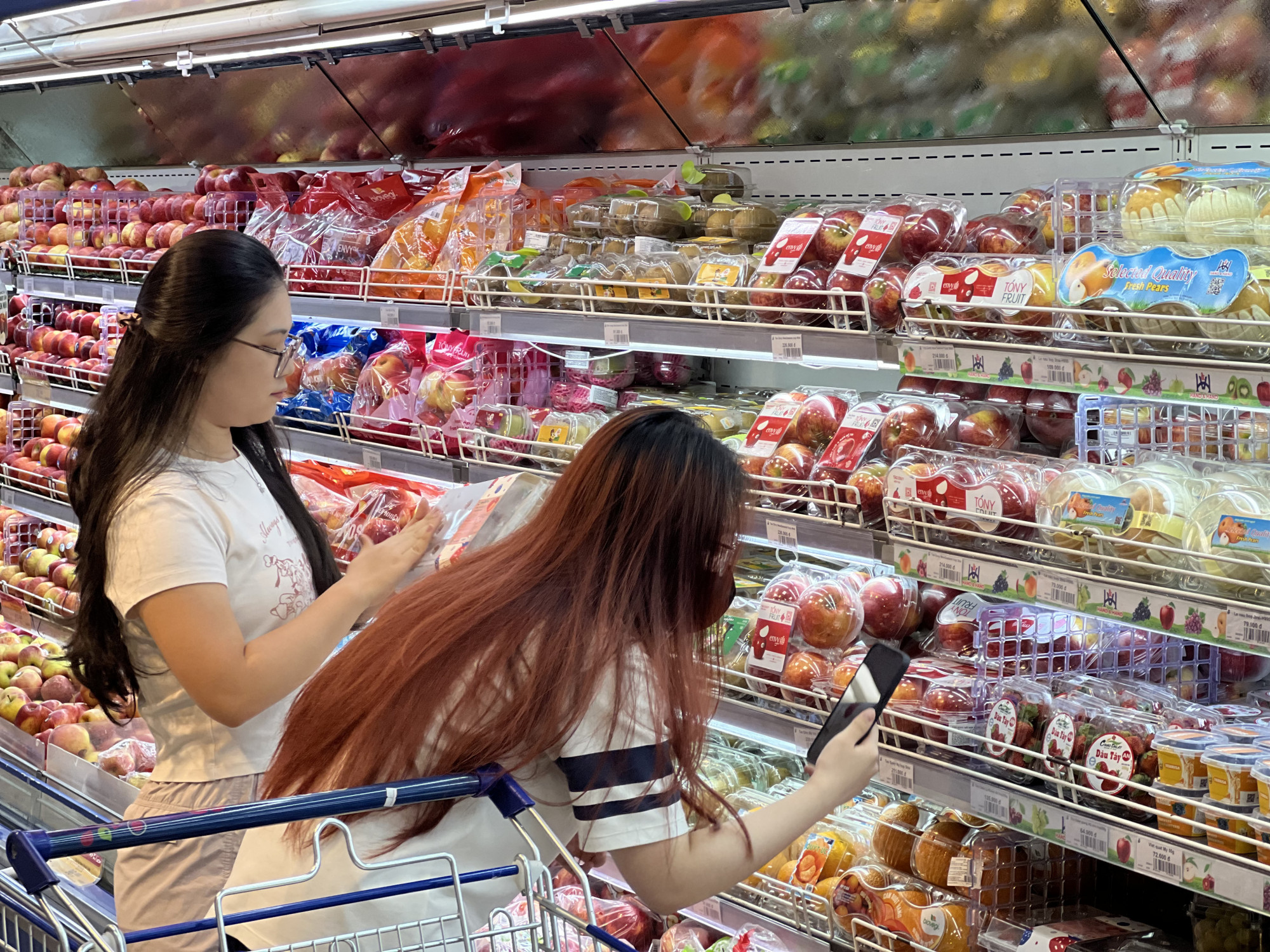 Tr&aacute;i c&acirc;y tươi được nhiều kh&aacute;ch h&agrave;ng lựa chọn trong dịp Tết Đoan Ngọ