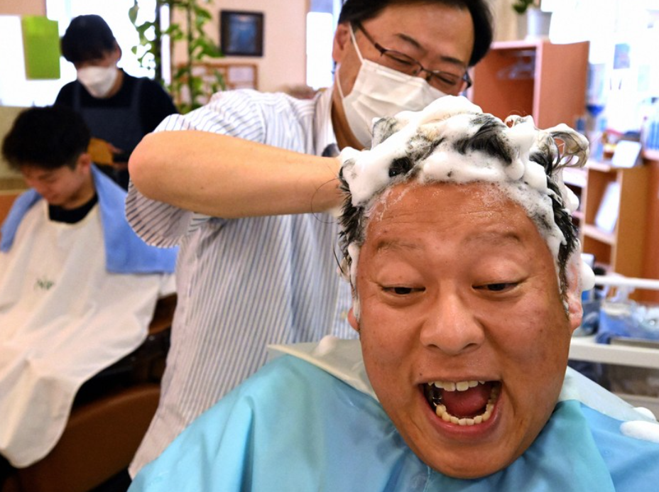 Nở rộ dịch vụ gội đầu bằng đá lạnh để giải nhiệt mùa hè
