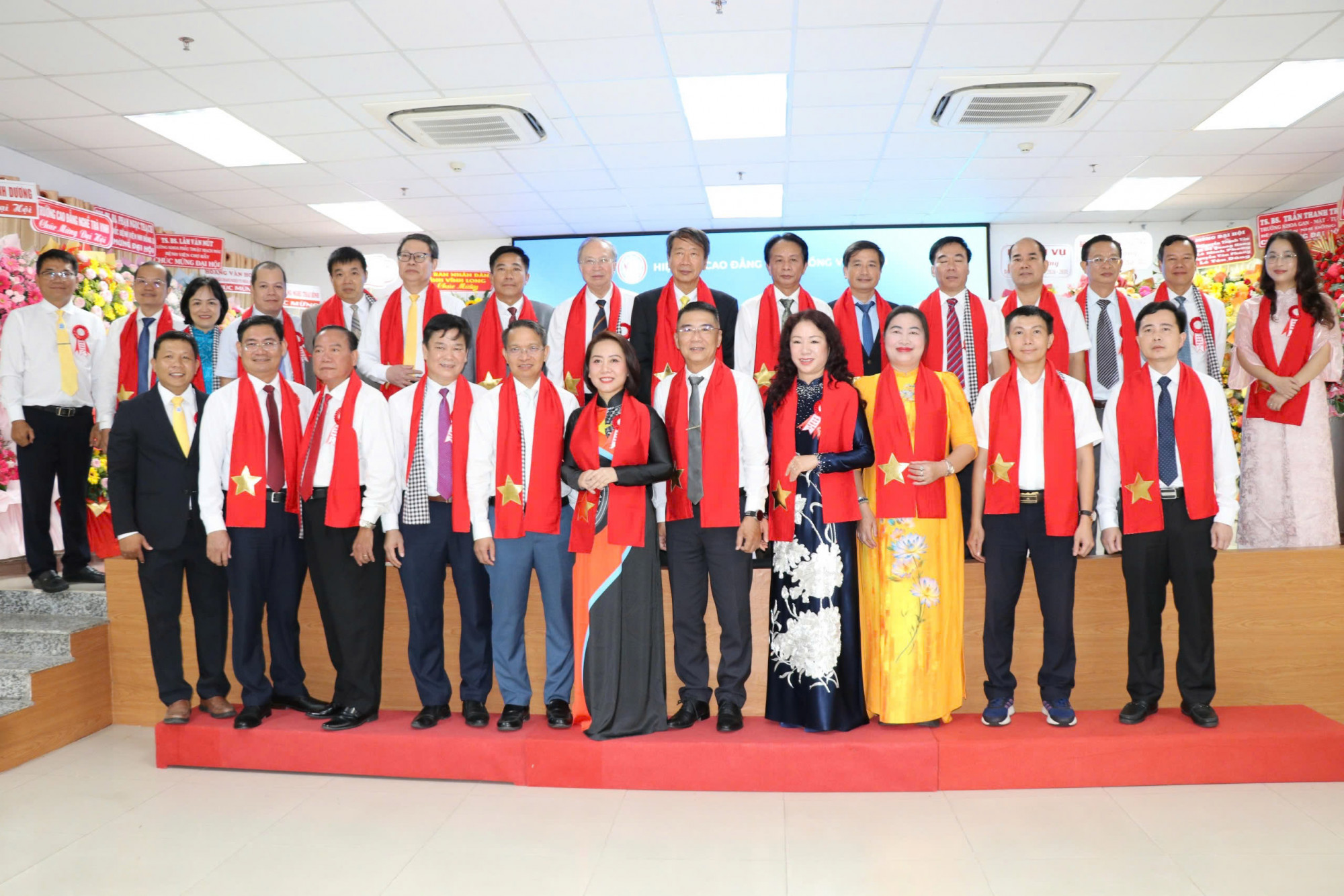 C&aacute;c đại biểu chụp ảnh lưu niệm tại đại hội... Ảnh: CTV