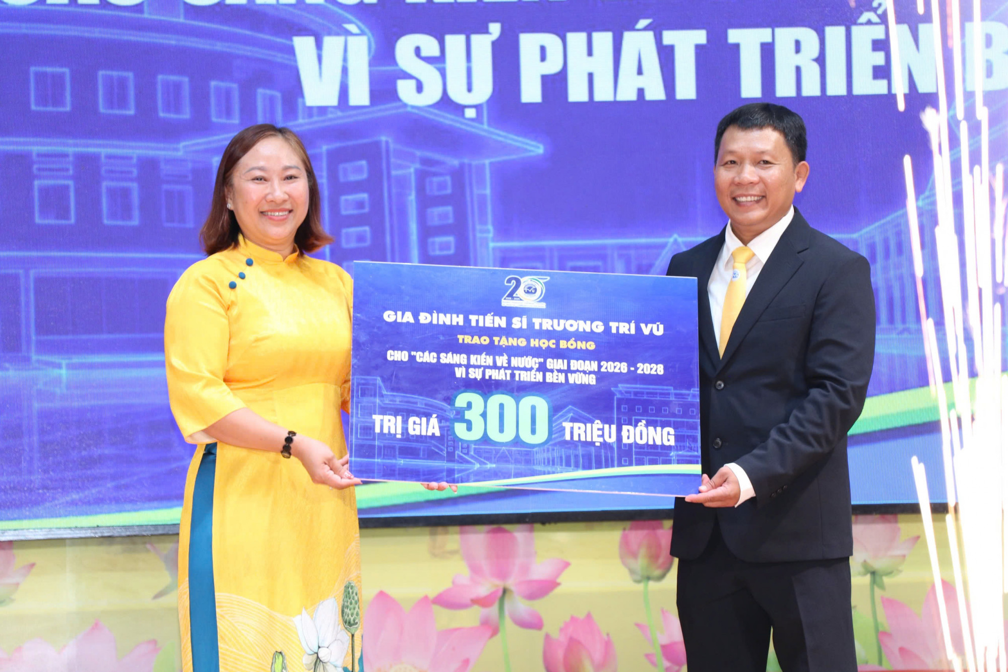 PGS TS Nguyễn Minh H&ograve;a - Gi&aacute;m đốc Đại học Tr&agrave; Vinh (b&ecirc;n phải)... Ảnh: CTV