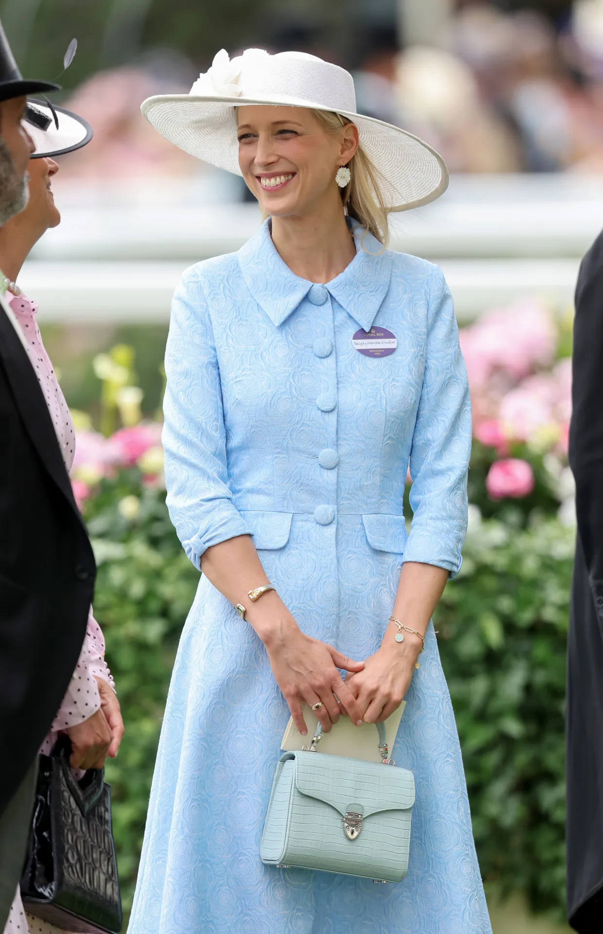 Phu nh&acirc;n Gabriella Kingston (nhũ danh Windsor) lăng x&ecirc; trang phục v&agrave; phụ kiện mũ v&agrave;nh đ&uacute;ng chuẩn phong c&aacute;ch ho&agrave;ng gia - Ảnh: getty