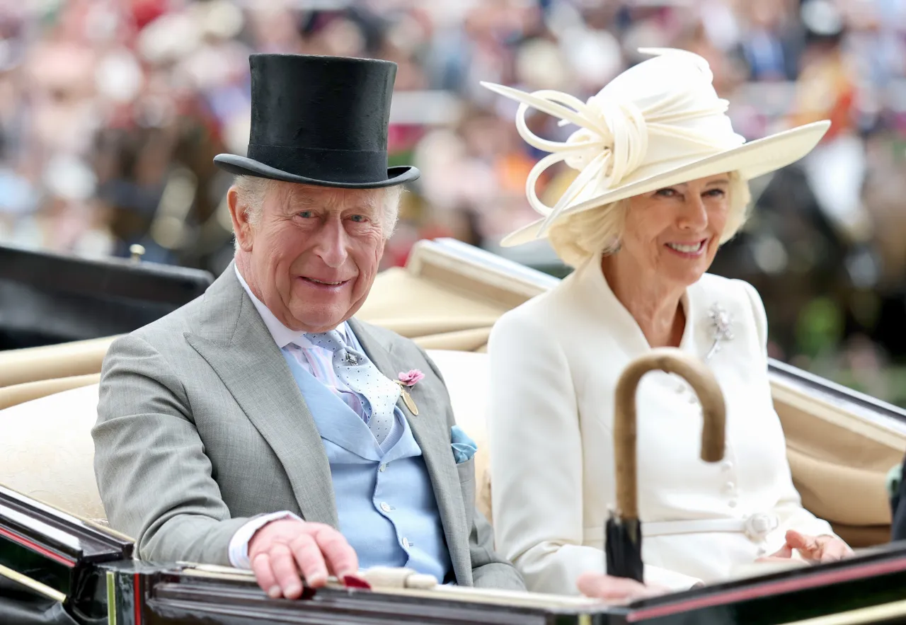 Vua Charles III v&agrave; Ho&agrave;ng hậu Camilla mỉm cười khi tham dự ng&agrave;y thứ hai của giải đua ngựa Royal Ascot 2026 - Ảnh: getty