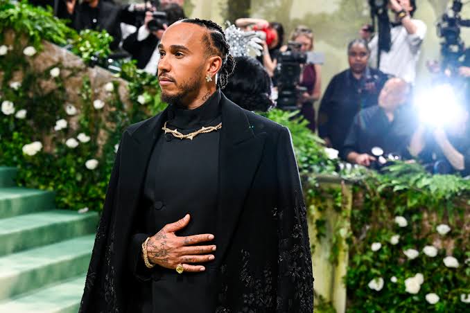 Tay đua F1 Lewis Hamilton g&acirc;y ch&uacute; &yacute; khi xuất hiện tại Met Gala - Ảnh: Getty