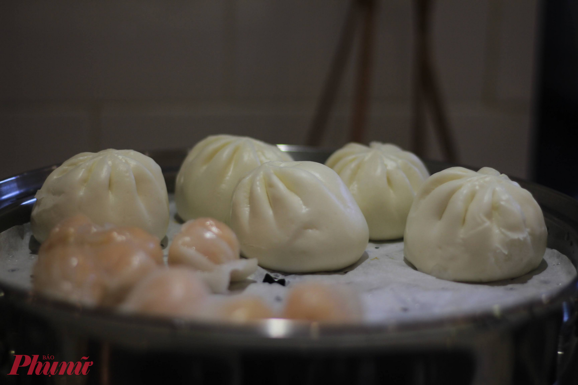 Những xửng h&aacute; cảo, x&iacute;u mại, b&aacute;nh bao kim sa n&oacute;ng hổi l&agrave; m&oacute;n ăn được nhiều người y&ecirc;u th&iacute;ch. Chỉ từ 25.000-50.000 đồng, thực kh&aacute;ch đ&atilde; c&oacute; thể gọi v&agrave;i xửng dimsum để thưởng thức c&ugrave;ng tr&agrave; n&oacute;ng.