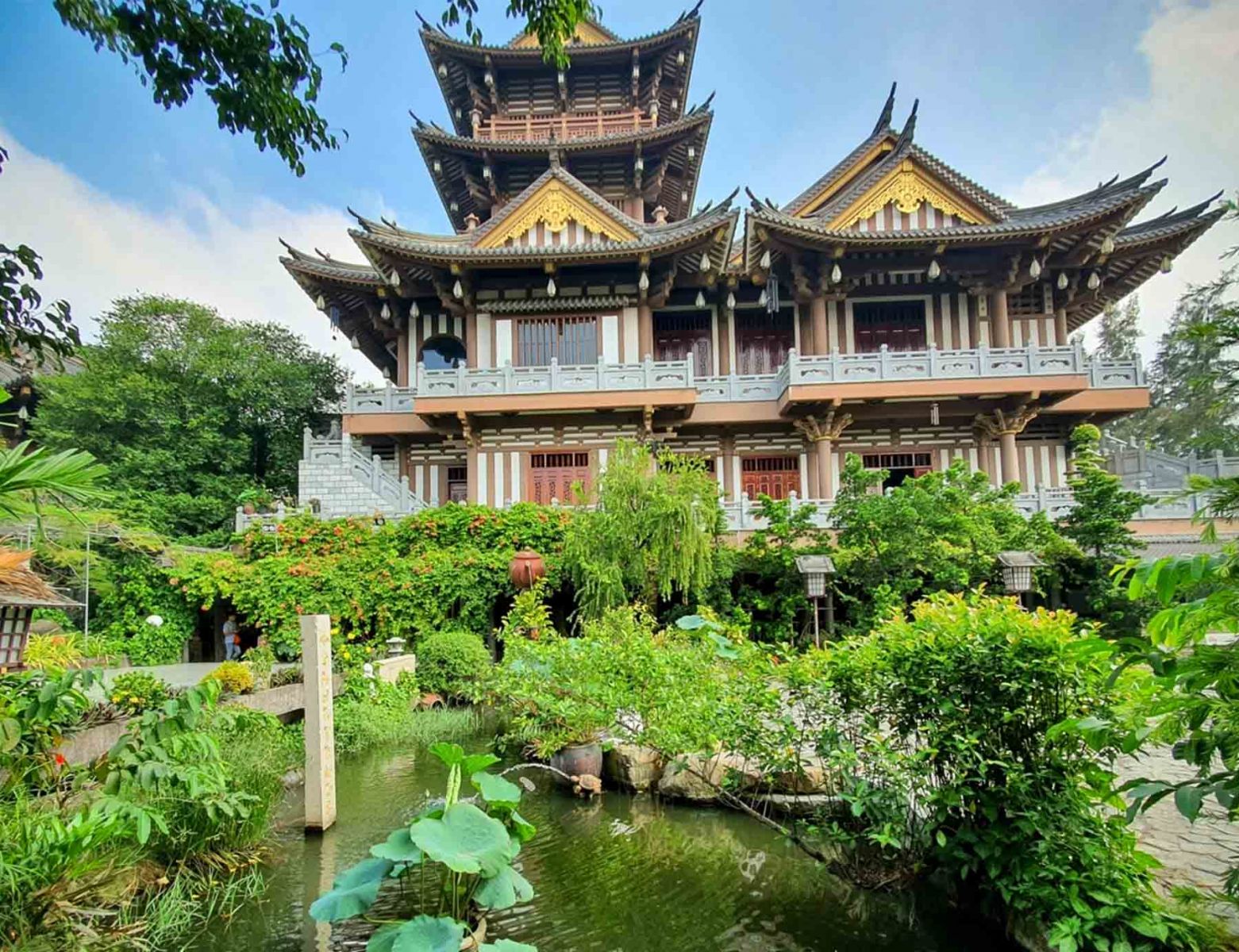 Cẩm nang du lịch tâm linh TPHCM bằng xe buýt