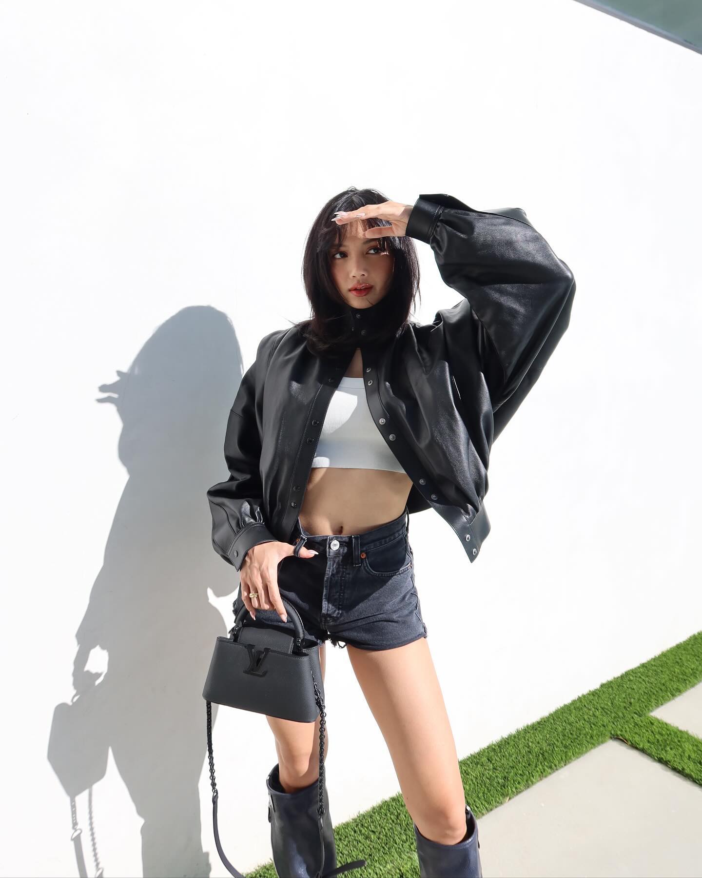 Phong c&aacute;ch đời thường của Lisa trở th&agrave;nh cảm hứng mặc đẹp cho giới trẻ - Ảnh: Grazia