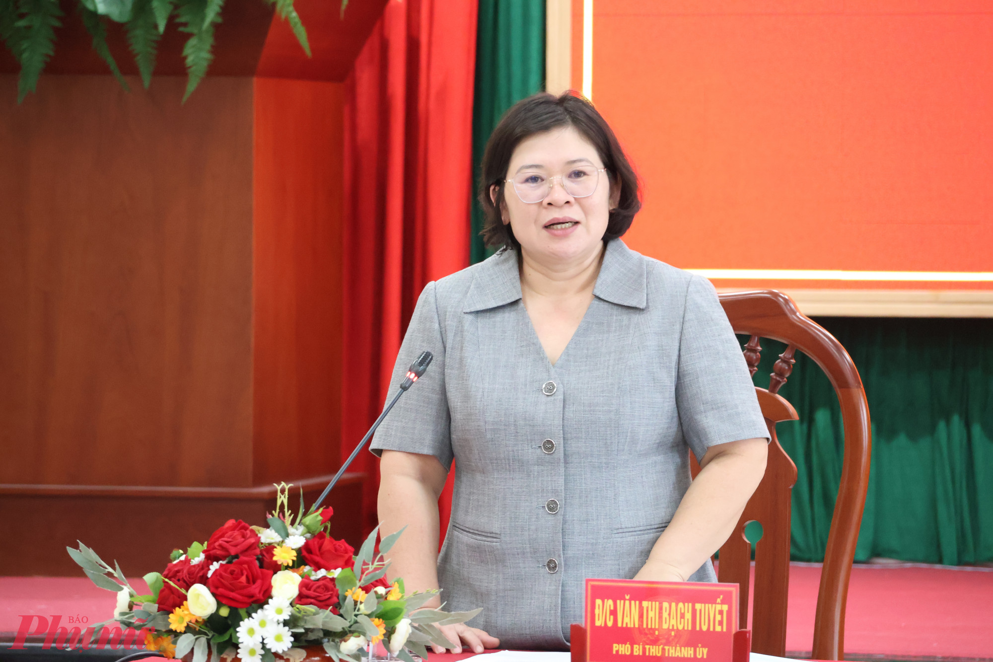 Bà Văn Thị Bạch Tuyết - Phó bí thư Thành ủy TPHCM phát biểu chỉ đạo tại buổi làm việc với Ban Thường vụ Đảng ủy xã Long Điền chiều 23/6 - Ảnh: Thanh Tâm