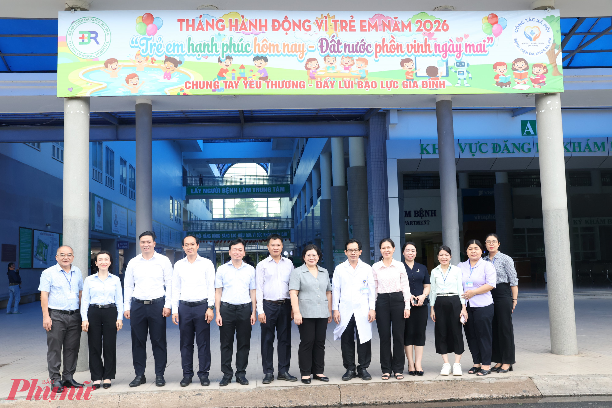 Đoàn công tác Thành ủy TPHCM chụp ảnh cùng tập thể cán bộ, y bác sĩ Bệnh viện Đa khoa Bà Rịa sau buổi khảo sát thực tế - Ảnh: Thanh Tâm