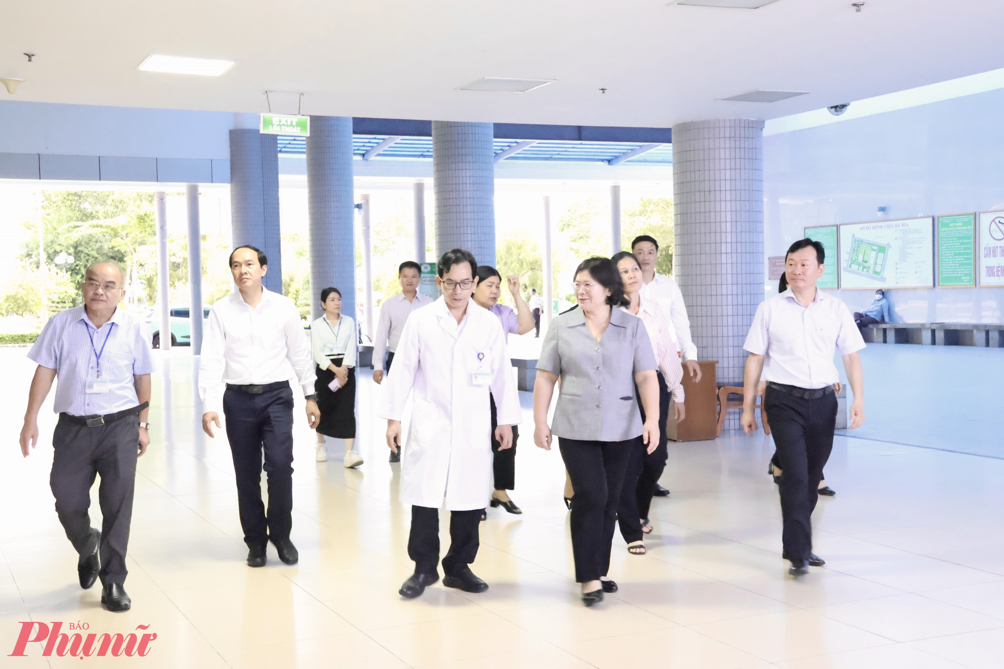 Bà Văn Thị Bạch Tuyết - Phó bí thư Thành ủy TPHCM khảo sát hoạt động khám, chữa bệnh tại Bệnh viện Đa khoa Bà Rịa chiều 23/6 - Ảnh: Thanh Tâm