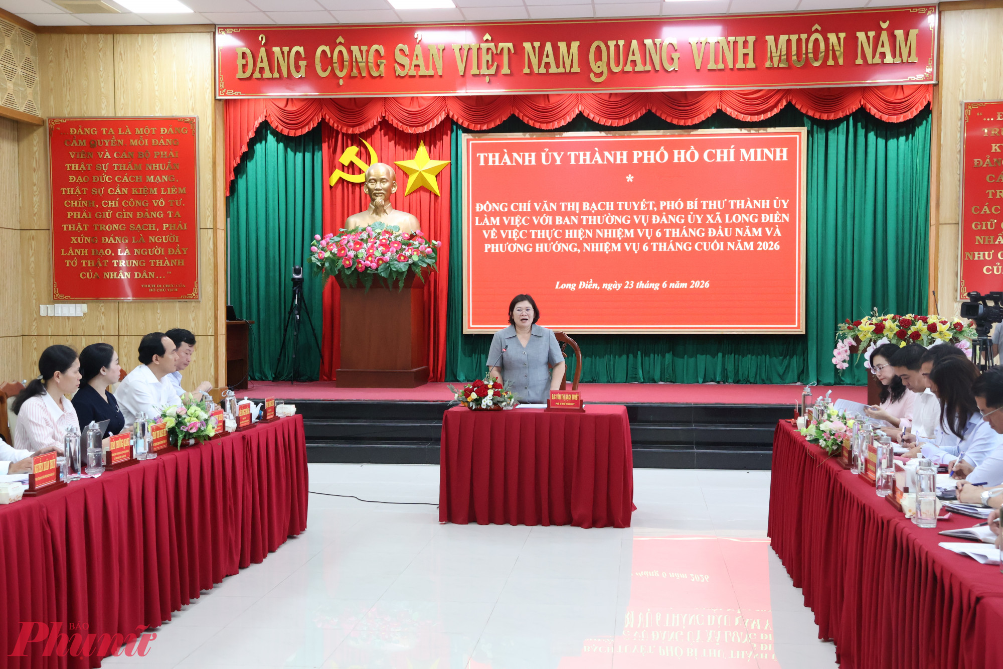 bà Văn Thị Bạch Tuyết ghi nhận và đánh giá cao những nỗ lực của Ban Thường vụ Đảng ủy xã Long Điền trong thực hiện nhiệm vụ 6 tháng đầu năm 2026 - Ảnh: Thanh Tâm