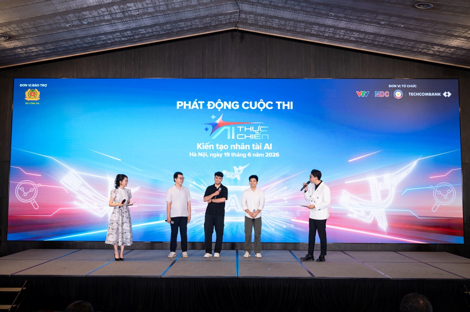 Qu&aacute;n qu&acirc;n AI Thực chiến m&ugrave;a 1 &ldquo;truyền lửa&rdquo; v&agrave; chia sẻ về học bổng &ldquo;Điều kỳ diệu của Techcombank&rdquo; trị gi&aacute; 1 triệu USD tới c&aacute;c th&iacute; sinh m&ugrave;a 2 - Ảnh: Techcombank