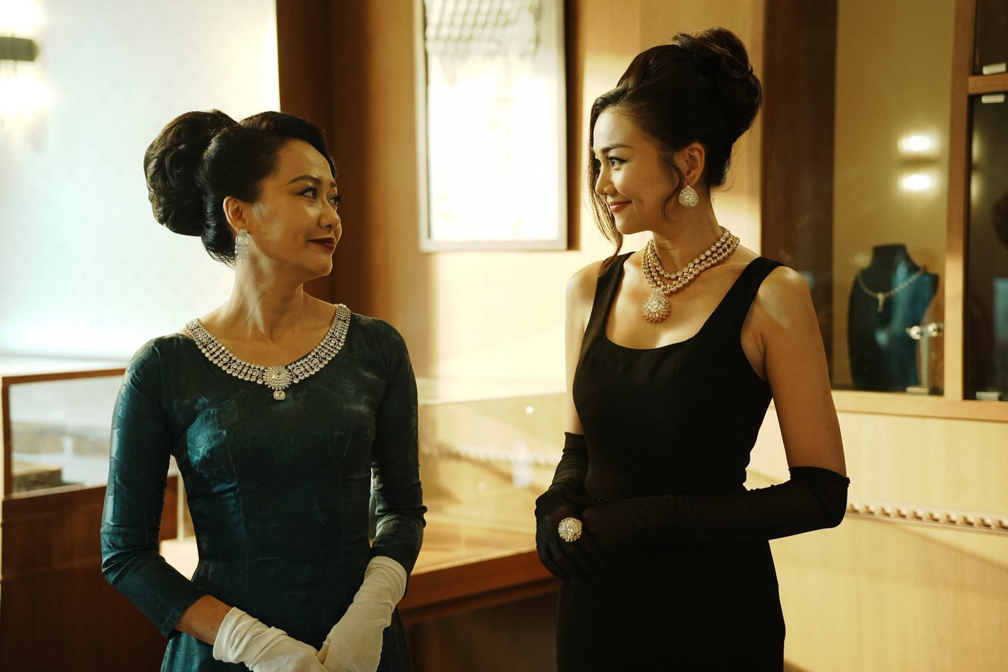 Hồng Ánh mặc 15 bộ áo dài, khán giả khen vóc dáng quá chuẩn
