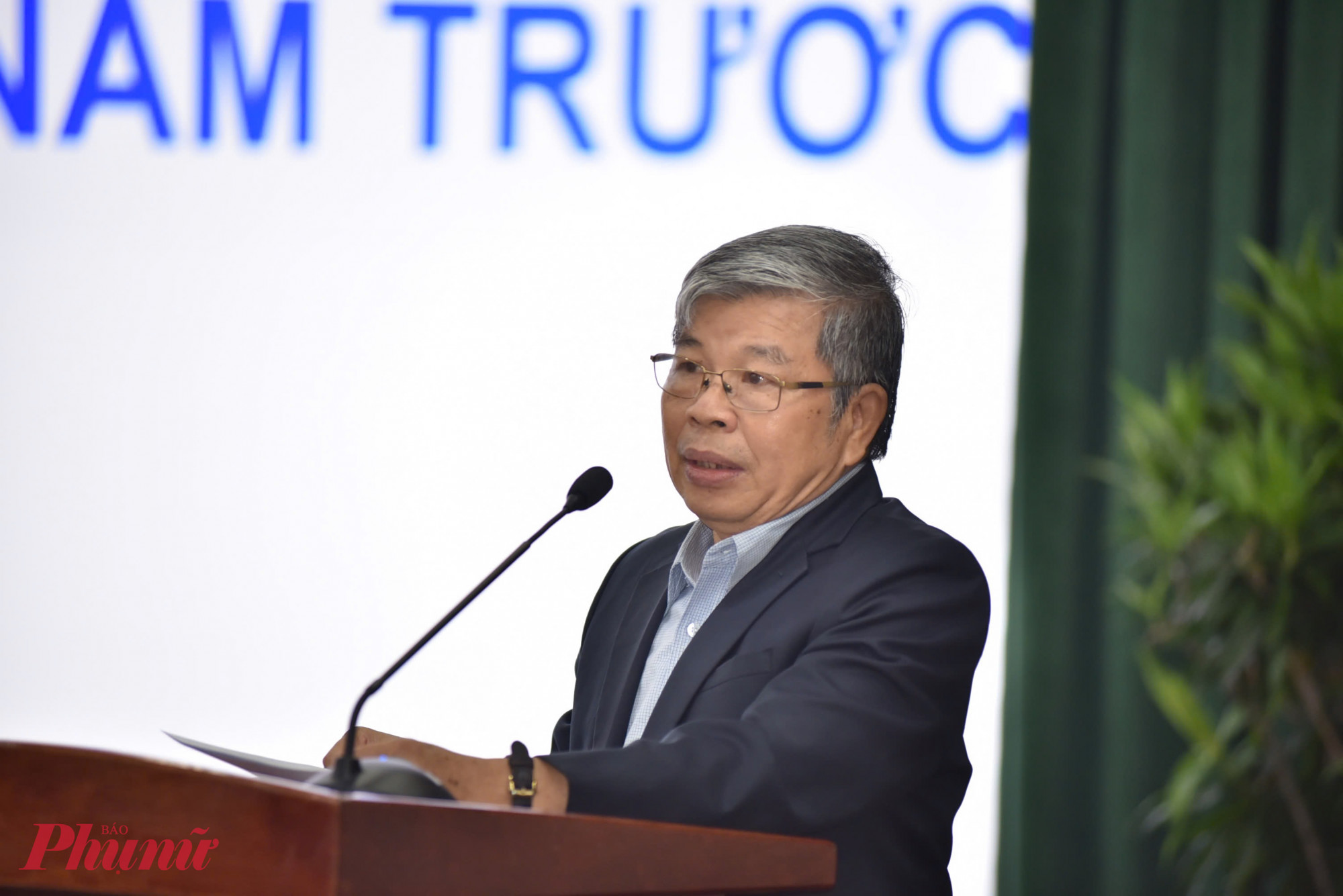 Ph&oacute; gi&aacute;o sư tiến sĩ H&agrave; Minh Hồng ph&aacute;t biểu tham luận tại hội nghị - Ảnh: Thanh T&acirc;m