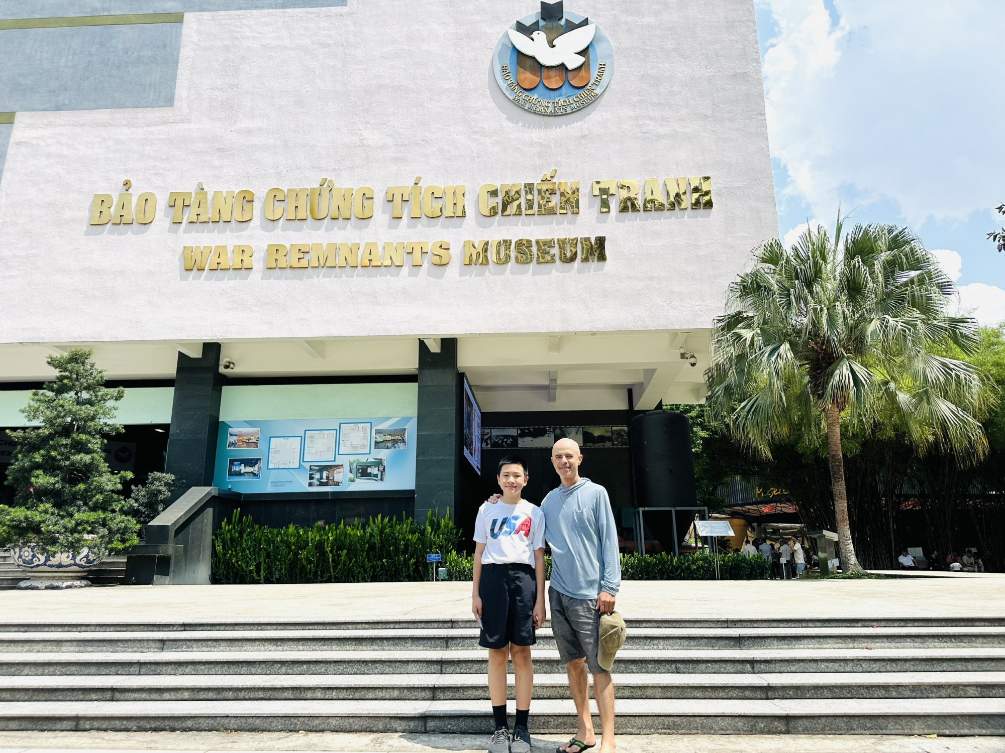 Bức h&igrave;nh kỉ niệm của Gary v&agrave; con trai t&ocirc;i tại Bảo t&agrave;ng