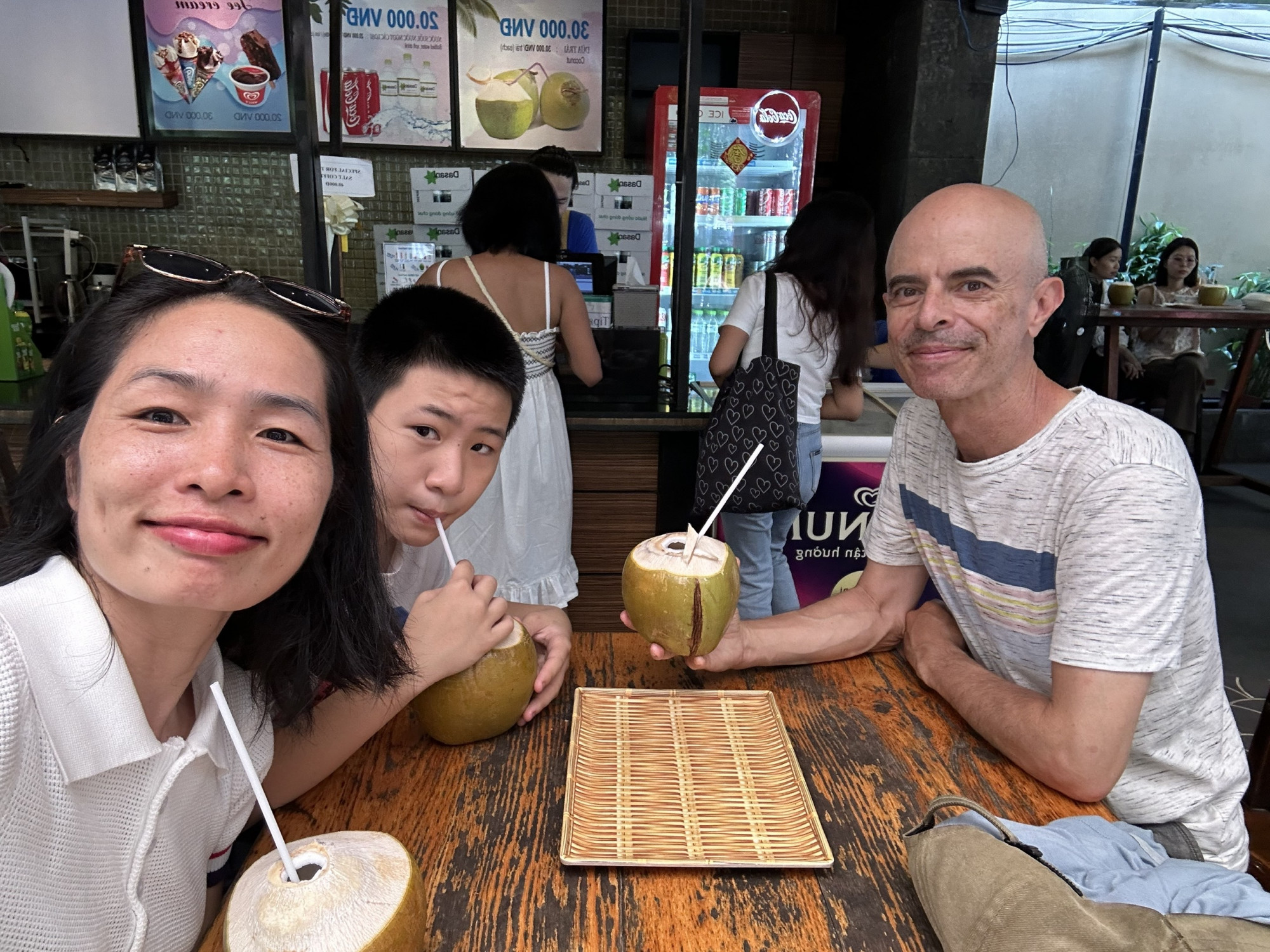 Nước dừa, thức uống d&acirc;n d&atilde; c&oacute; thể xua đi c&aacute;i n&oacute;ng ban trưa S&agrave;i G&ograve;n.