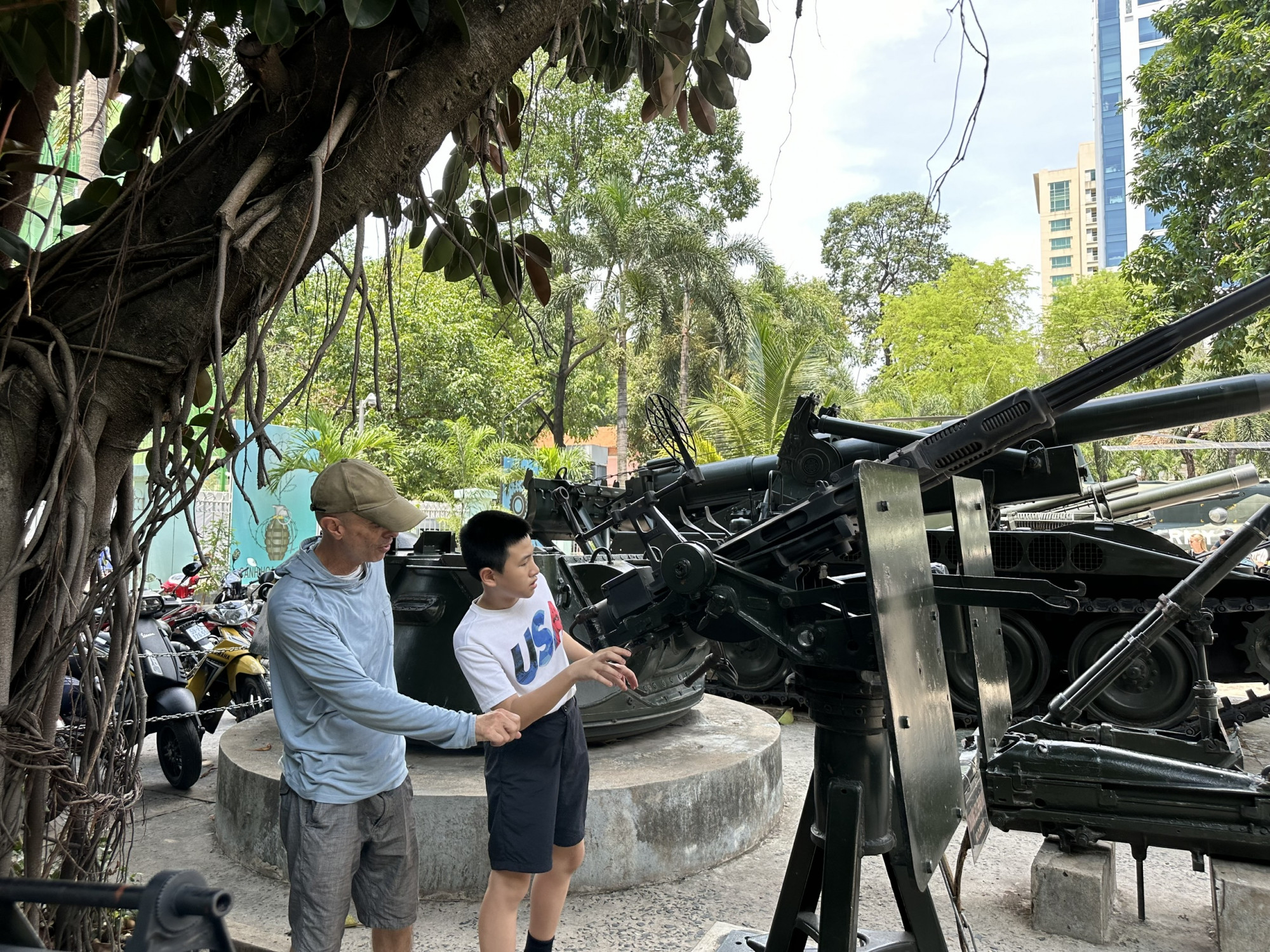 Cậu b&eacute; ng&agrave;y n&agrave;o từng nắm tay t&ocirc;i đi tham quan, nay c&oacute; thể kể cho bạn phương xa nghe về lịch sử v&agrave; đất nước m&igrave;nh.