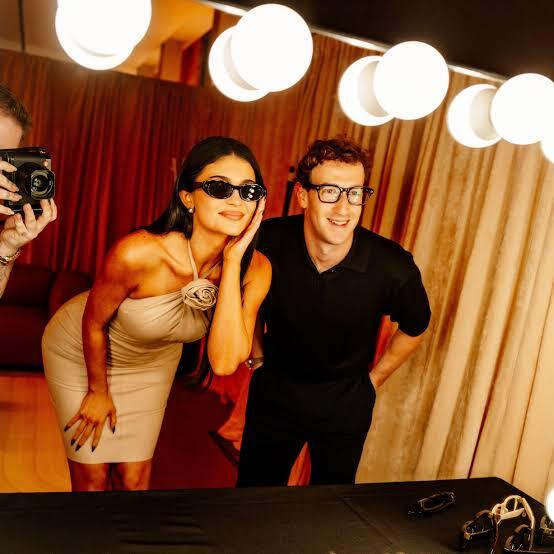 Kylie Jenner đeo chiếc k&iacute;nh th&ocirc;ng minh b&ecirc;n &ocirc;ng chủ Meta - Mark Zuckerbeg - Ảnh: HB