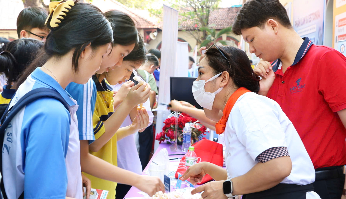 Học sinh lớp Ch&iacute;n tập l&agrave;m b&aacute;nh tại chương tr&igrave;nh tuyển sinh, hướng nghiệp gi&aacute;o dục nghề nghiệp do Sở GD-ĐT TPHCM tổ chức v&agrave;o th&aacute;ng 11/2025 - ẢNH: TRANG THƯ