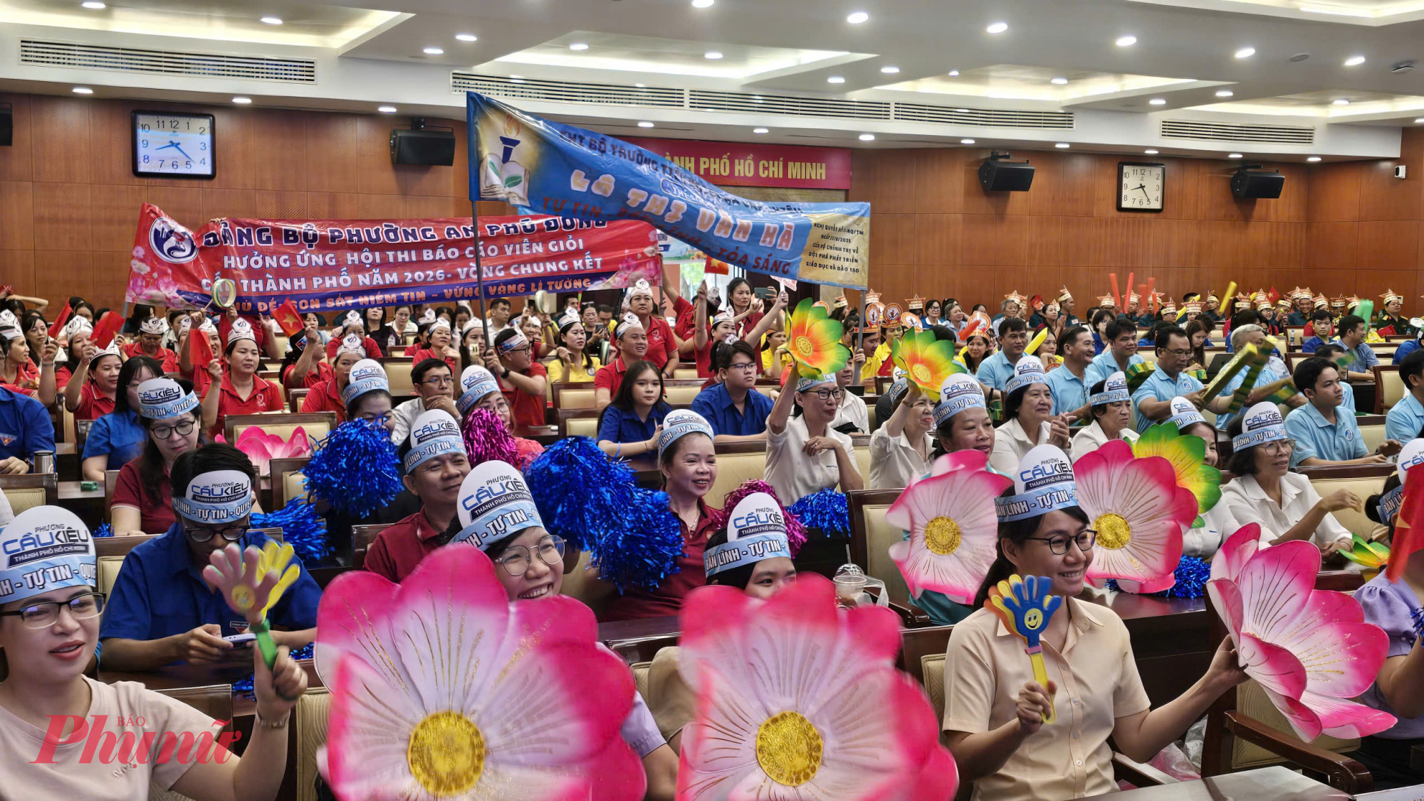Rất đ&ocirc;ng c&aacute;c cổ động vi&ecirc;n đến tham dự, cổ vũ tinh thần c&aacute;c th&iacute; sinh - Ảnh: Trang Nguyễn 