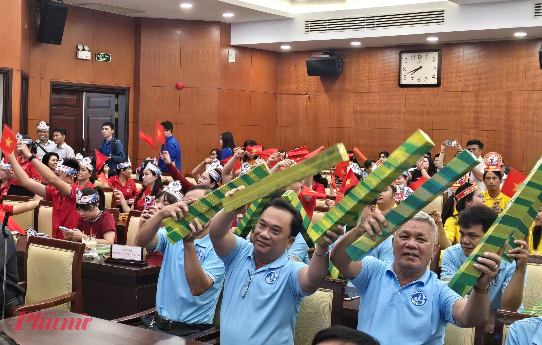 C&aacute;c cổ động vi&ecirc;n cổ vũ tinh thần cho c&aacute;c th&iacute; sinh - Ảnh: Trang Nguyễn 