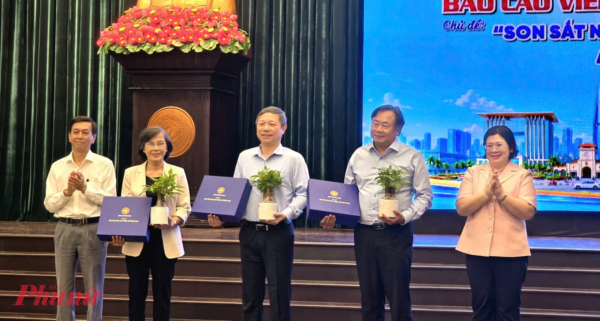 B&agrave; Văn Thị Bạch Tuyết - Ph&oacute; B&iacute; thư Th&agrave;nh ủy TPHCM v&agrave; &ocirc;ng Nguyễn Thọ Truyền - Ph&oacute; trưởng Ban Tuy&ecirc;n gi&aacute;o v&agrave; D&acirc;n vận Th&agrave;nh ủy TPHCM ban TGDV TU.... trao qu&agrave; c&agrave;m ơn đến Ban gi&aacute;m khảo hội thi - Ảnh: Trang Nguyễn 