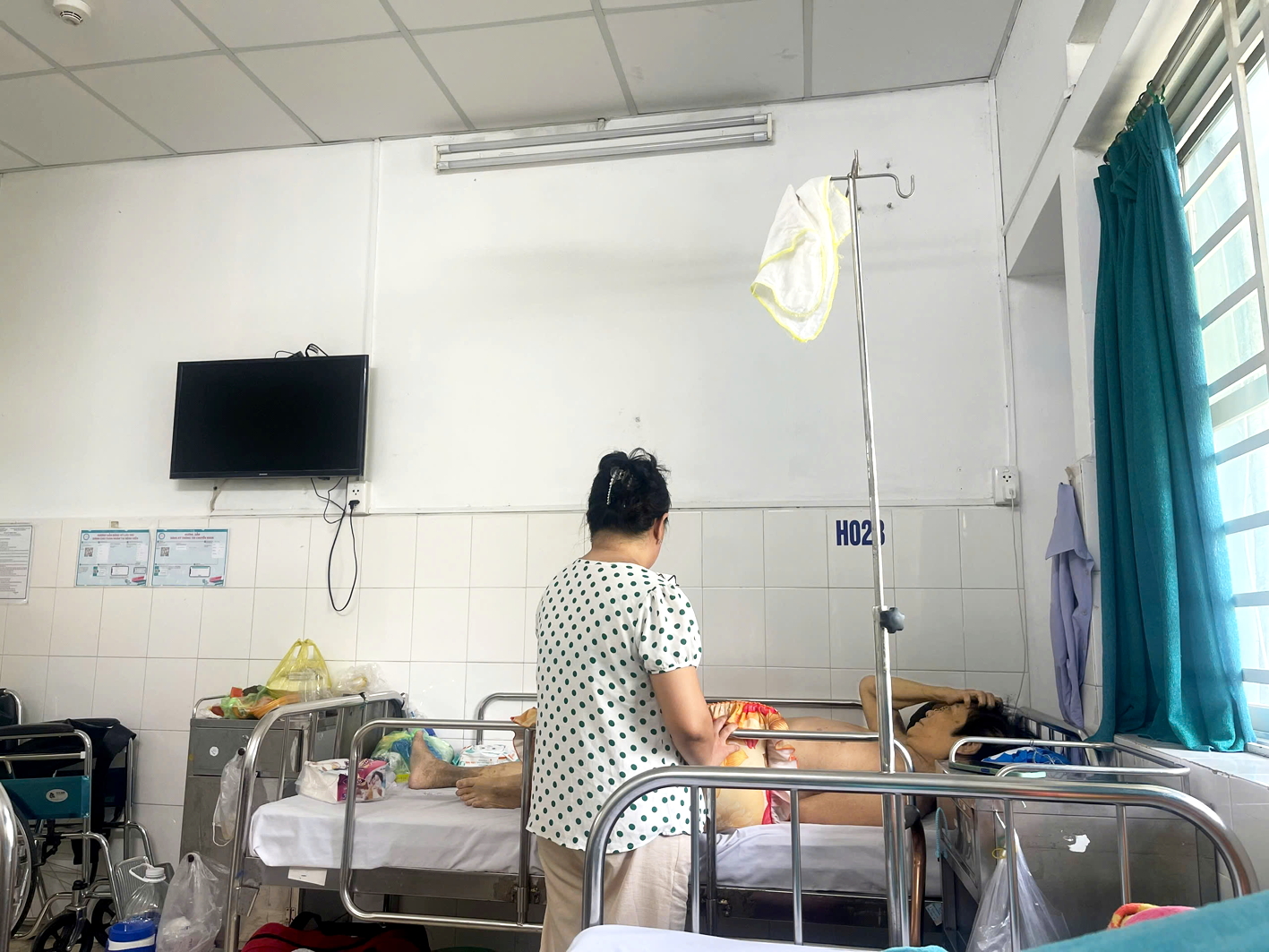 Chị Ho&agrave;ng N. (ngụ C&agrave; Mau) l&ecirc;n TPHCM nu&ocirc;i bệnh thu&ecirc;, từng bị bạo h&agrave;nh, s&agrave;m sỡ m&agrave; vẫn phải cắn răng nhịn nhục - ẢNH: DIỆU HIỀN
