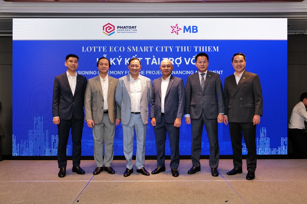 Đại diện l&atilde;nh đạo C&ocirc;ng ty Ph&aacute;t Đạt v&agrave; Ng&acirc;n h&agrave;ng TMCP Qu&acirc;n đội (MB Bank) chụp h&igrave;nh lưu niệm - Ảnh Ph&aacute;t Đạt