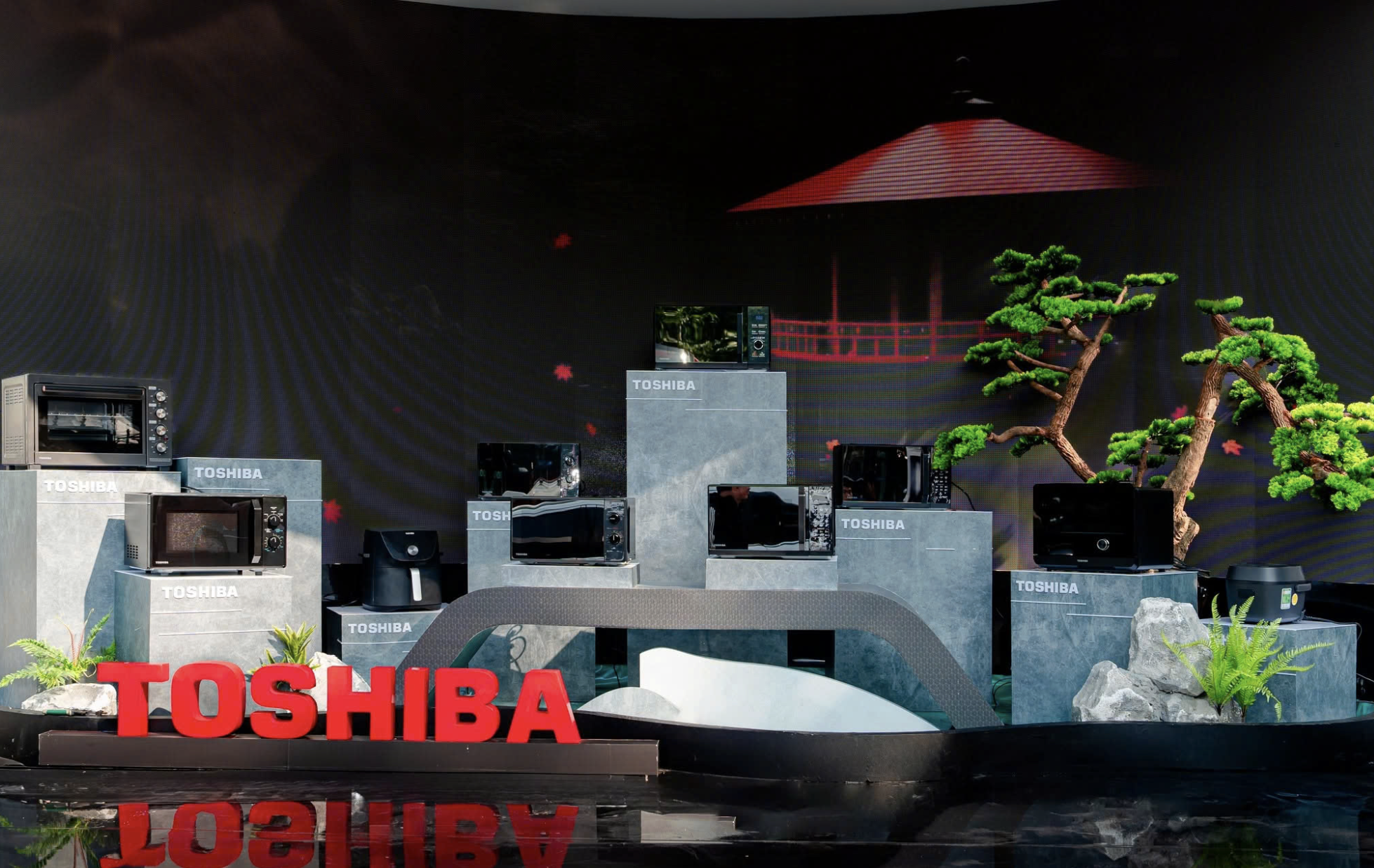 Bộ sưu tập l&ograve; vi s&oacute;ng Mirror Lake Series tại c&aacute;c sự kiện của Toshiba Việt Nam