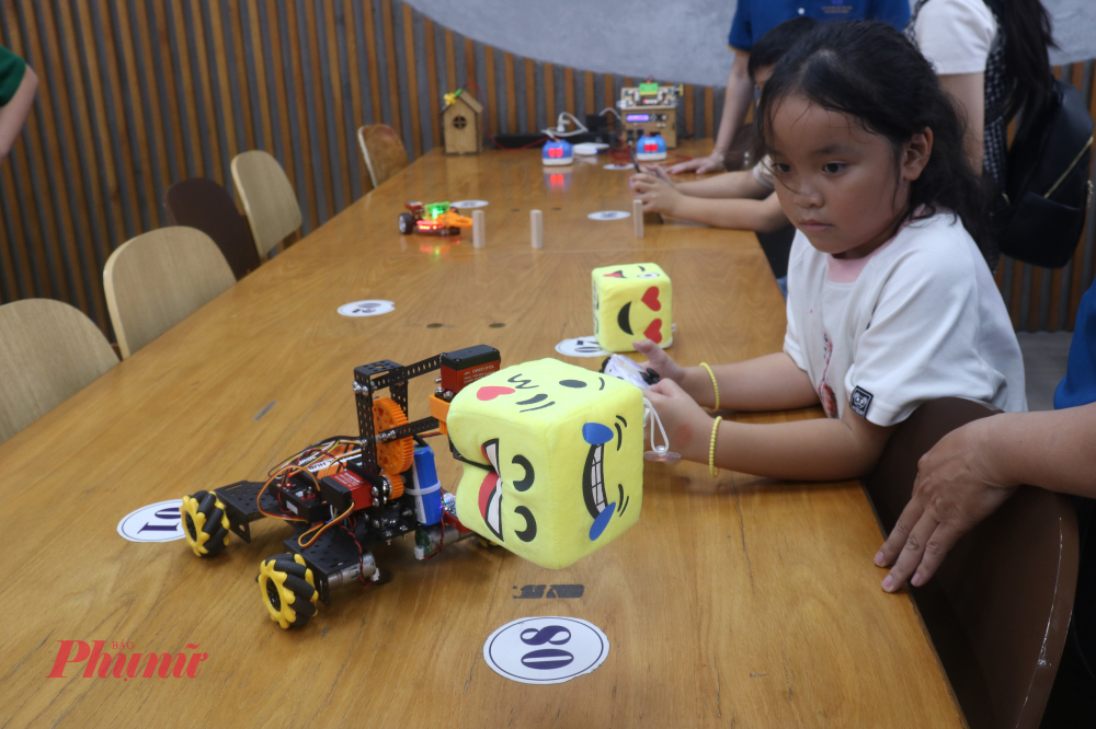 Kh&ocirc;ng gian trải nghi&ecirc;̣m khoa học và đi&ecirc;̀u khi&ecirc;̉n robot