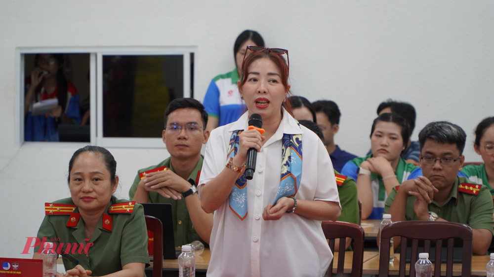 Đạo diễn Mai Thắm chia sẻ nhiều g&oacute;c nh&igrave;n v&agrave; đ&oacute;ng g&oacute;p những &yacute; kiến thiết thực nhằm ph&aacute;t triển c&aacute;c nền tảng mạng x&atilde; hội theo hướng s&aacute;ng tạo, gần gũi, g&oacute;p phần thu h&uacute;t giới trẻ tiếp cận hiệu quả hơn với c&aacute;c nội dung tuy&ecirc;n truyền về ph&ograve;ng, chống ma t&uacute;y.