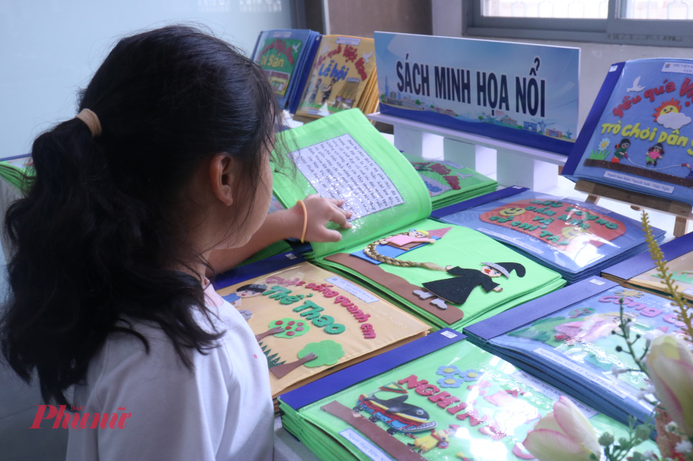 Nhi&ecirc;̀u quy&ecirc;̉n sách minh họa n&ocirc;̉i đ&acirc;̀y màu sắc và mới lạ trưng bày tại kh&ocirc;ng gian sự ki&ecirc;̣n