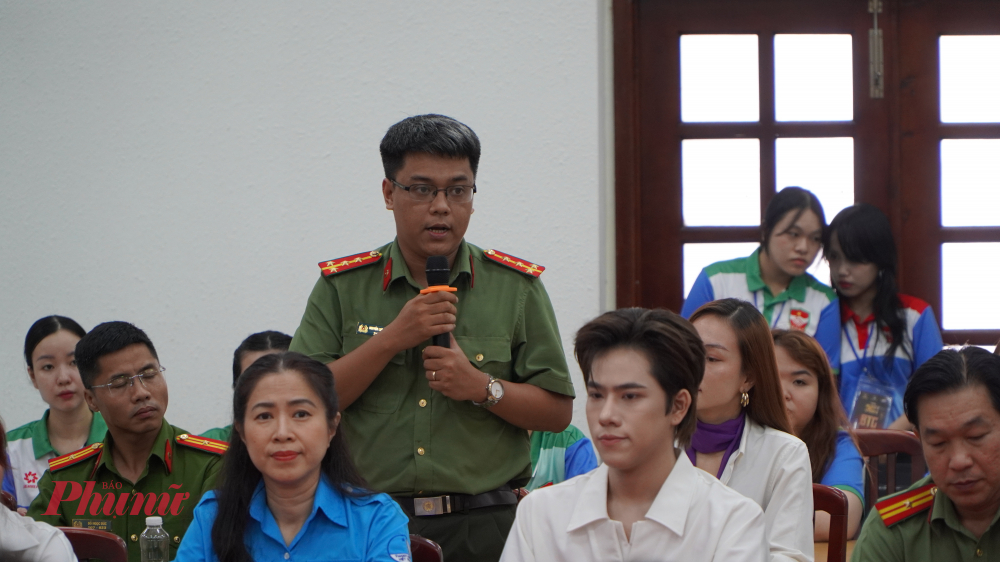 Đại diện PA05 chia sẻ về thực trạng tội phạm lợi dụng mạng x&atilde; hội v&agrave; c&aacute;c nền tảng trực tuyến để thực hiện h&agrave;nh vi vi phạm ph&aacute;p luật, đồng thời đưa ra khuyến c&aacute;o gi&uacute;p người d&acirc;n nhận diện v&agrave; ph&ograve;ng tr&aacute;nh c&aacute;c thủ đoạn tinh vi.