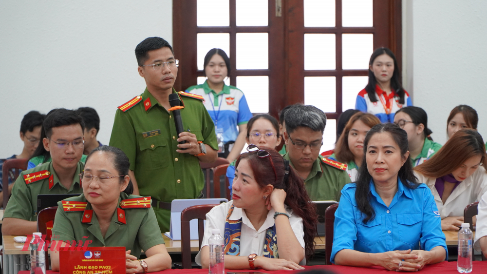Những khoảnh khắc nổi bật tại tọa đ&agrave;m Khi nghệ sĩ lập chiến sĩ: từ phần chia sẻ của c&aacute;c kh&aacute;ch mời, những c&acirc;u hỏi thẳng thắn từ đại biểu đến c&aacute;c c&acirc;u chuyện thực tế về c&ocirc;ng t&aacute;c ph&ograve;ng, chống ma t&uacute;y. Chương tr&igrave;nh l&agrave; cầu nối giữa nghệ thuật, truyền th&ocirc;ng v&agrave; lực lượng chức năng, c&ugrave;ng lan tỏa th&ocirc;ng điệp sống t&iacute;ch cực, n&oacute;i kh&ocirc;ng với ma t&uacute;y.