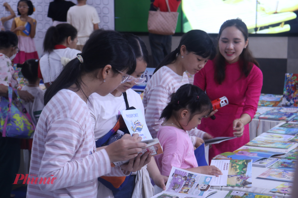Kh&ocirc;ng gian ngày h&ocirc;̣i được l&acirc;́p đ&acirc;̀y bởi ni&ecirc;̀m vui và sự thích thú của các em thi&ecirc;́u nhi