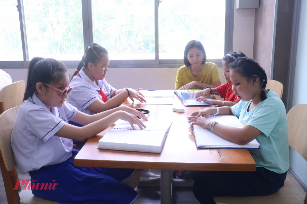 Khu vực đọc sách dành cho trẻ khi&ecirc;́m thị tại kh&ocirc;ng gian ngày h&ocirc;̣i 