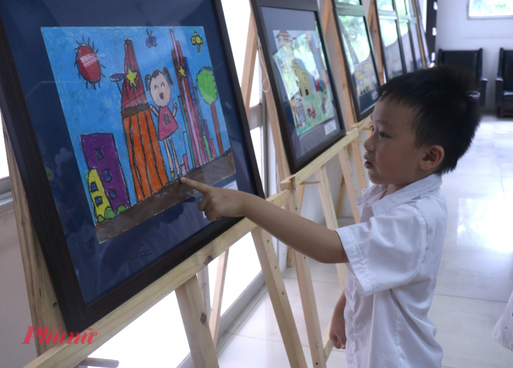Nhi&ecirc;̀u trẻ em tò mò trước tri&ecirc;̉n lãm tranh đạt giải h&ocirc;̣i thi Nét vẽ xanh và Thi&ecirc;́t k&ecirc;́ bìa sách