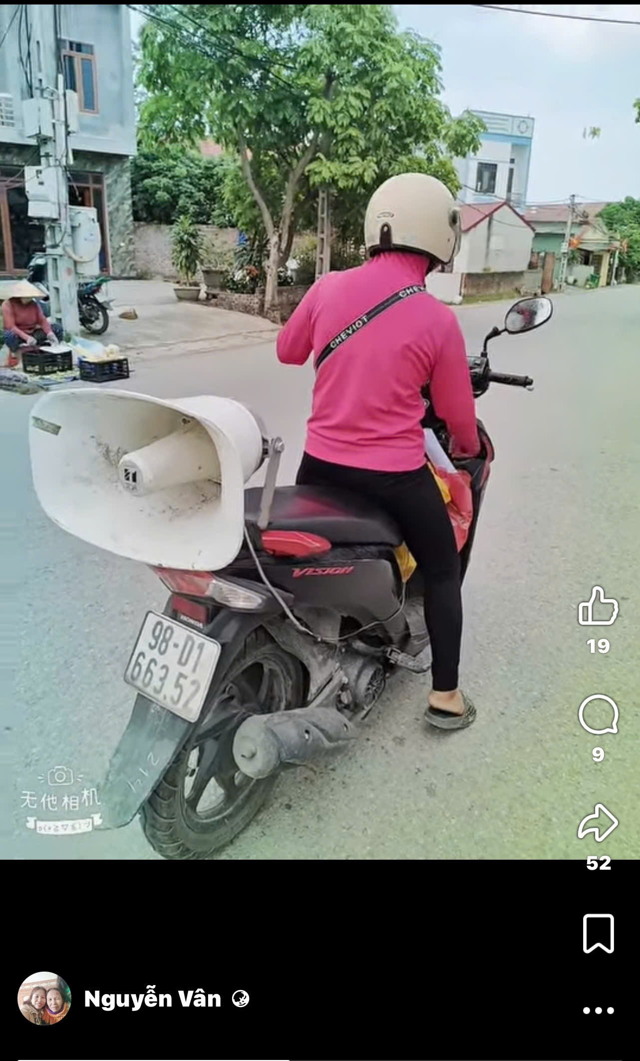 Chị Nguyễn Thị V&acirc;n ph&aacute;t loa t&igrave;m mẹ tr&ecirc;n mọi nẻo đường - Ảnh: Facebook Nguyễn V&acirc;n 