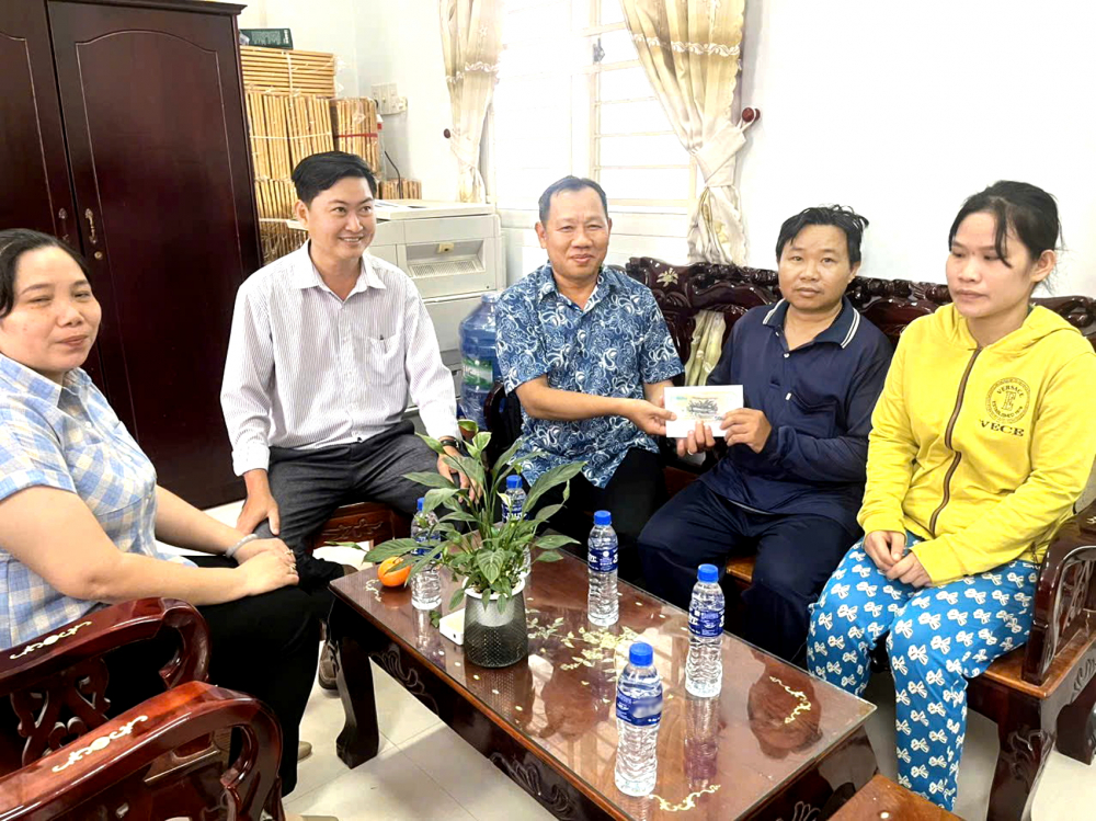 Mang yêu thương của bạn đọc đến với mọi miền