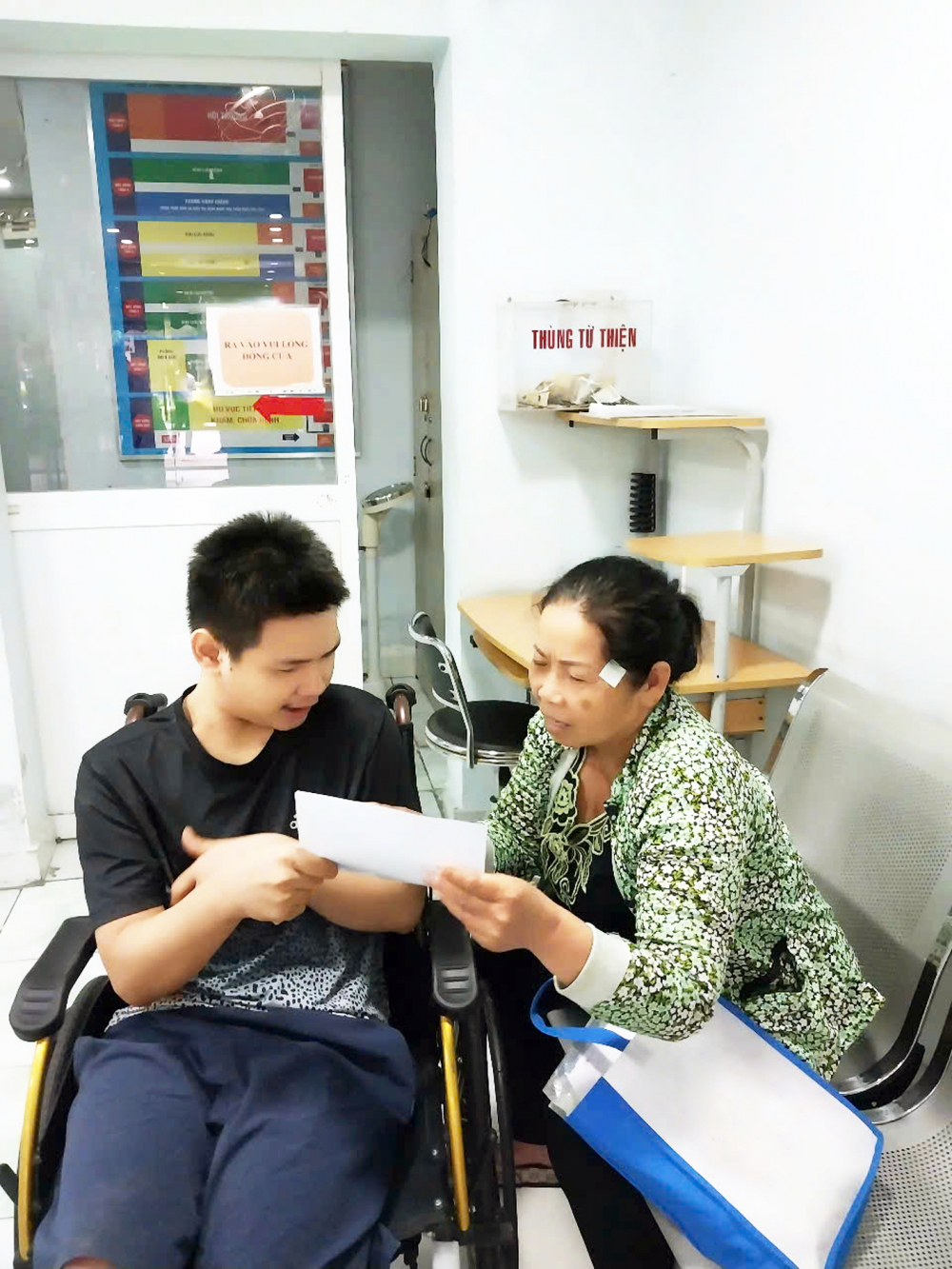 Mẹ con b&agrave; Li&ecirc;n vui mừng khi được ph&oacute;ng vi&ecirc;n B&aacute;o Phụ nữ TPHCM đưa đi gi&aacute;m định sức khỏe