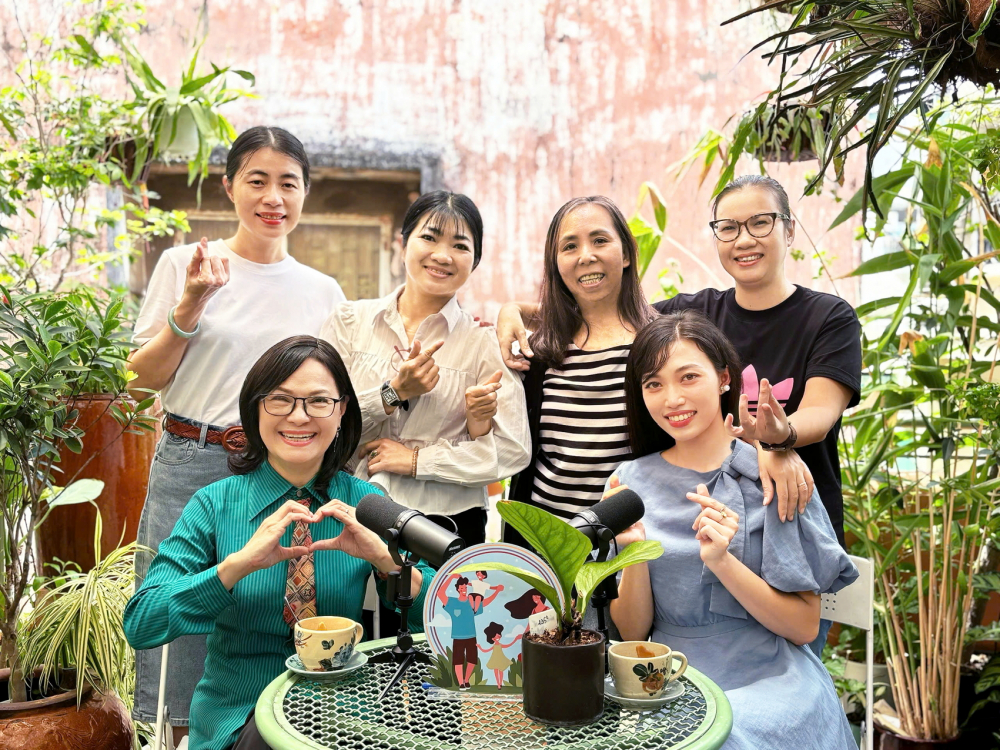 B&aacute;c sĩ Lan Hải (h&agrave;ng đầu, b&igrave;a tr&aacute;i)  c&ugrave;ng &ecirc; k&iacute;p thực hiện chương tr&igrave;nh M&igrave;nh l&agrave; của nhau  của B&aacute;o Phụ nữ TPHCM - ẢNH: NGUYỄN QUANG 