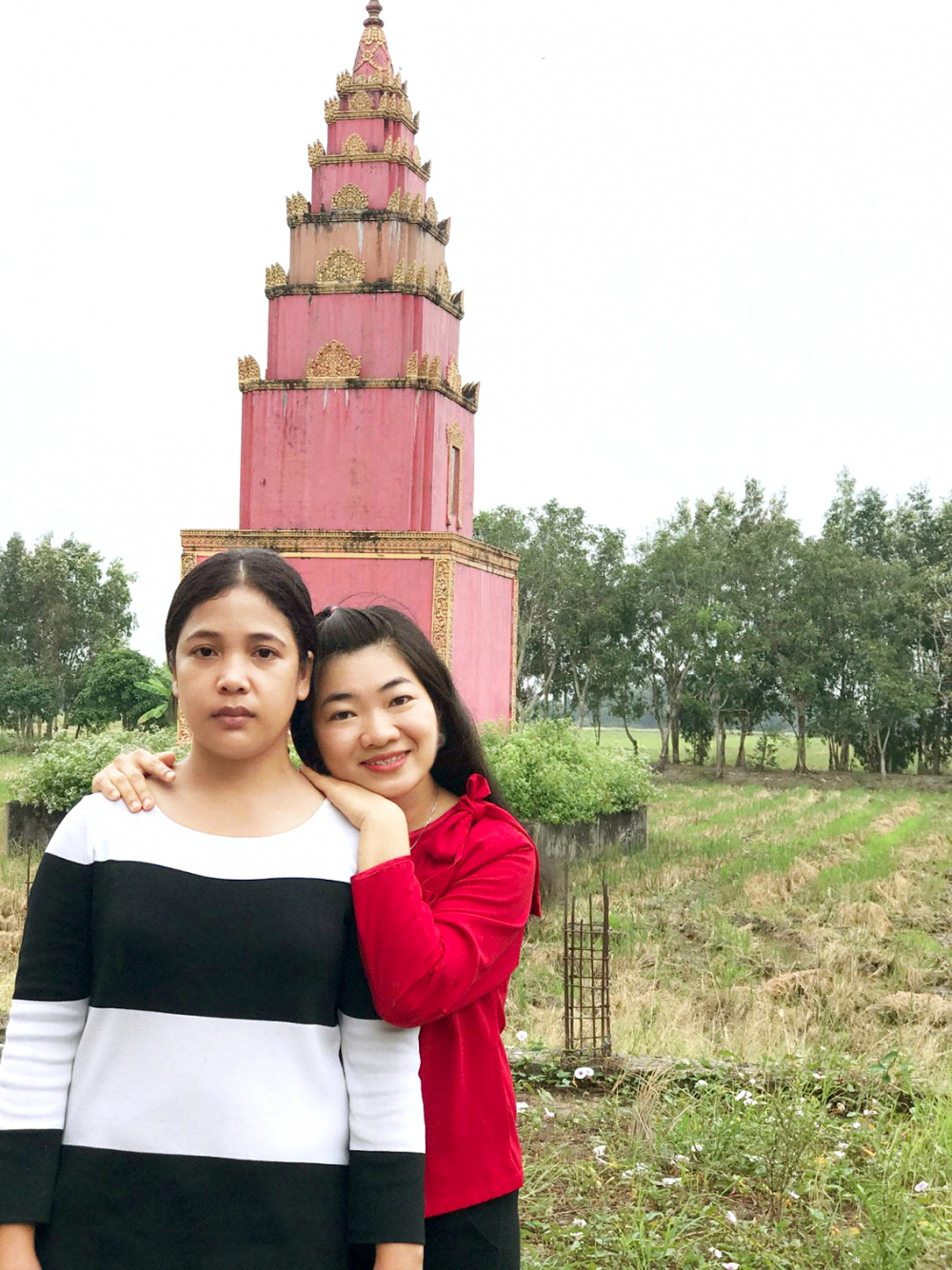 Ph&oacute;ng vi&ecirc;n T&ocirc; Diệu Hiền (b&ecirc;n phải)  - người thực hiện tuyến b&agrave;i về b&eacute; Kiều  - chụp ảnh kỷ niệm c&ugrave;ng chị Hữu Thị Lợi - ẢNH: V&Otilde; ANH LOAN 