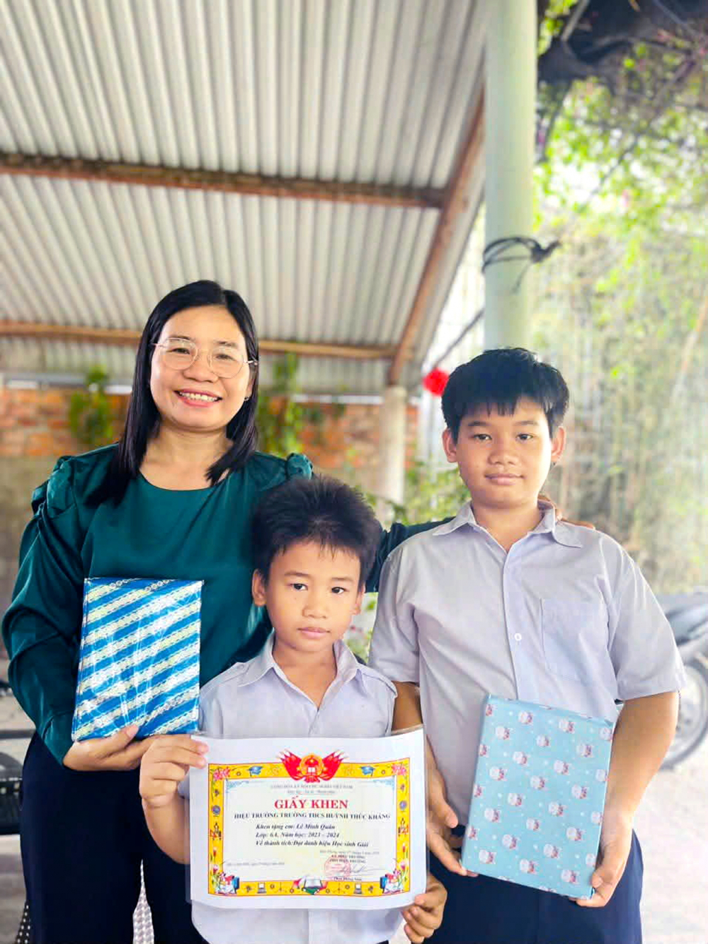 Với sự hỗ trợ của B&aacute;o Phụ nữ TPHCM, 2 con trai của chị Lưu Thị H&aacute;o đ&atilde; lớn l&ecirc;n c&ugrave;ng nhau trong v&ograve;ng tay y&ecirc;u thương, ấm &aacute;p v&agrave; an to&agrave;n của mẹ - Ảnh do nh&acirc;n vật cung cấp