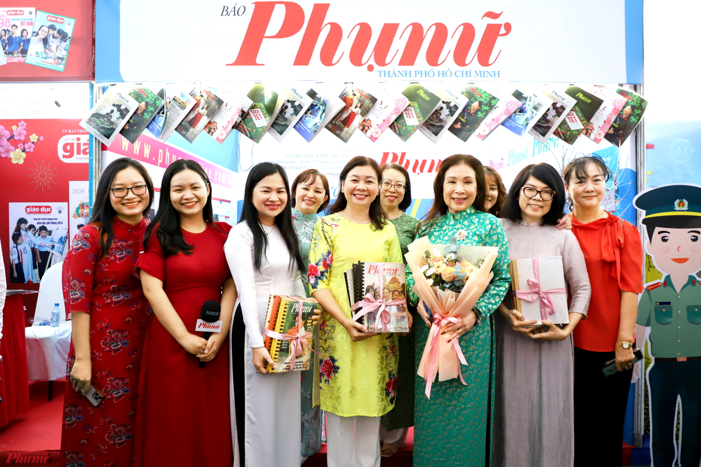 Đại diện B&aacute;o Phụ nữ TPHCM đ&oacute;n nhận bộ sưu tập tuần san Phụ nữ Chủ nhật  do Nghệ sĩ nh&acirc;n d&acirc;n Kim Xu&acirc;n (thứ ba từ phải sang) trao tặng tại Hội B&aacute;o to&agrave;n quốc 2024 